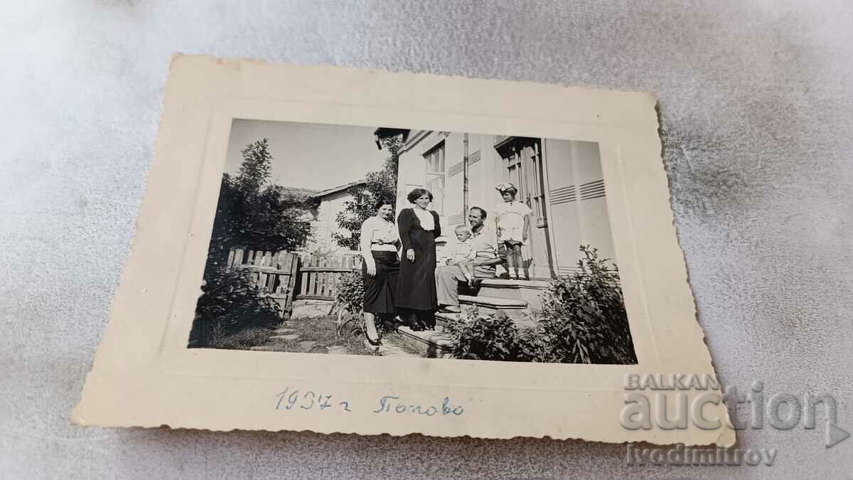 Снимка Попово Мъж две жени и две деца на стълби 1937