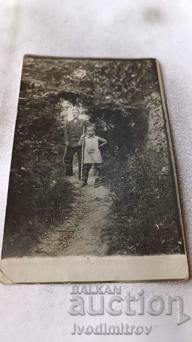 Fotografie Aitoso Bărbat și băiat pe o potecă 1921