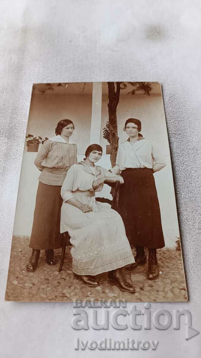 Снимка Порочин Три млади момичета 1916
