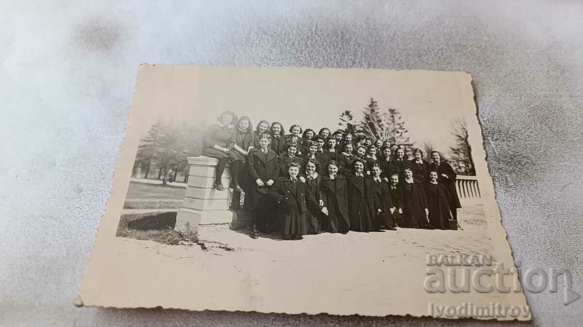 С-ка София Ученички от V - а клас в Борисовата градина 1940