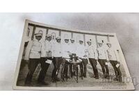 Снимка Сержанти с бели униформи в казармата