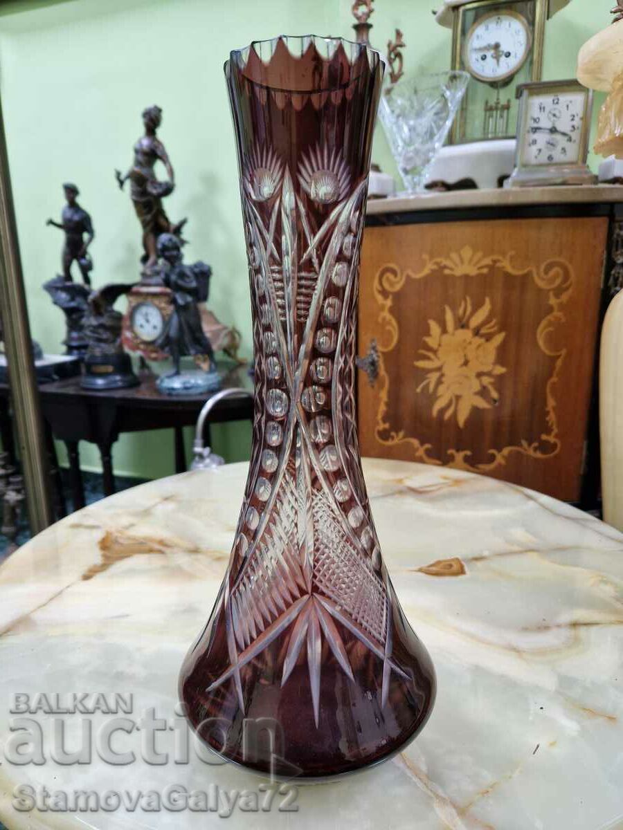 O minunată vază de cristal roșu antic
