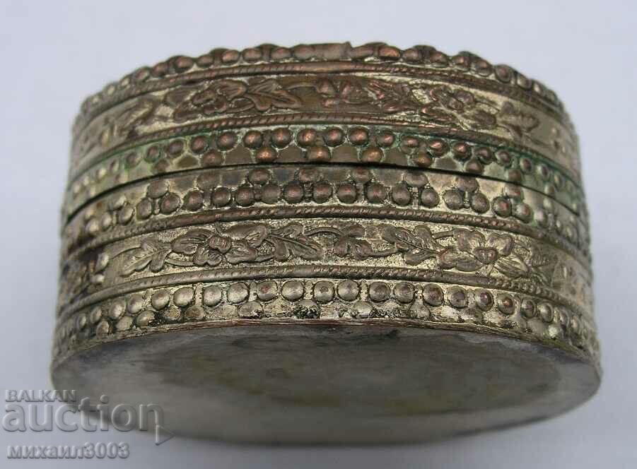 CUTIE MICĂ DE METAL PLACATĂ ARGENT cu preț 39.00 BGN | € 19.94 CUTIE MICĂ DE METAL PLACATĂ ARGENT cu preț 39.00 BGN | € 19.94