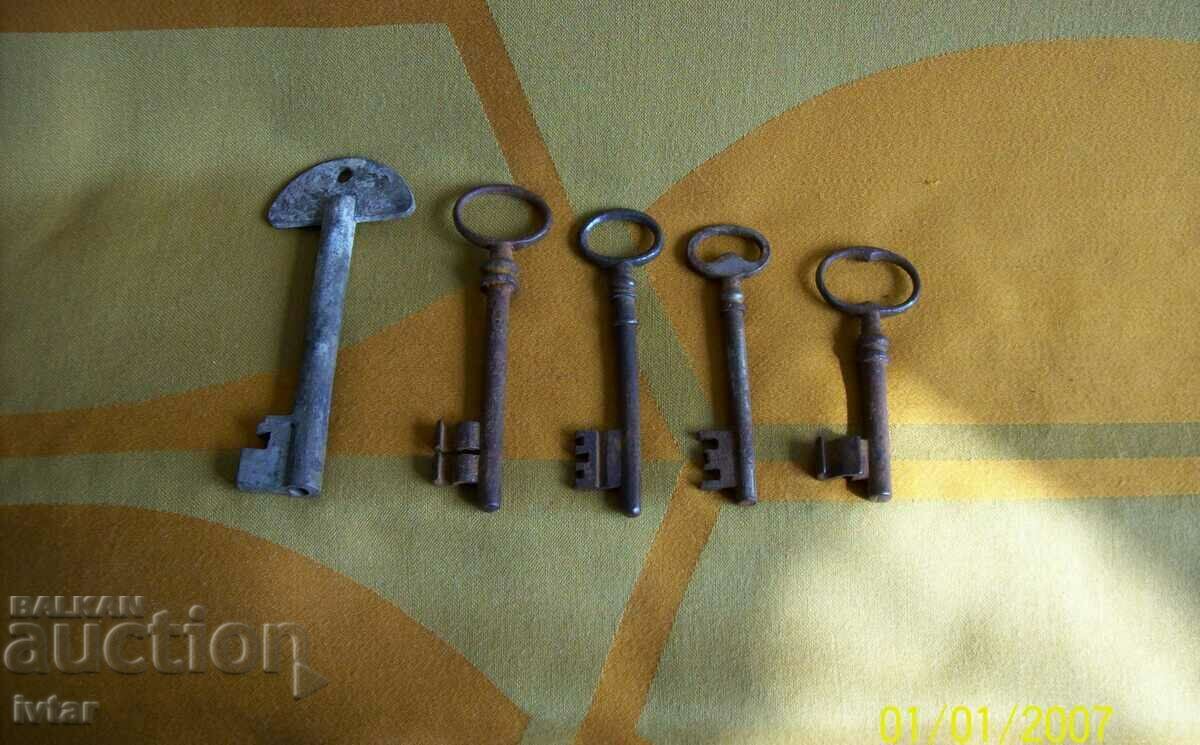 Lot of old keys - 4
