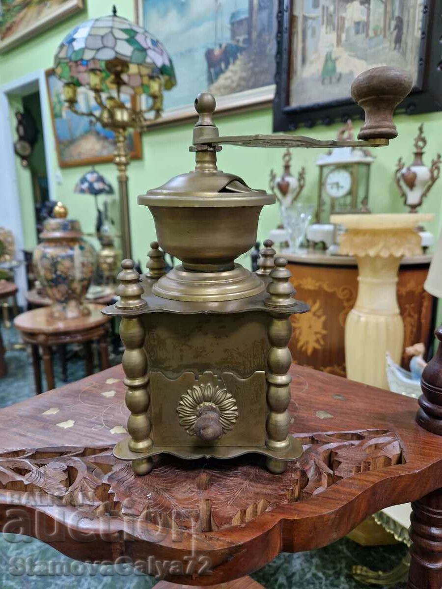 O râșniță de cafea antică belgiană din bronz