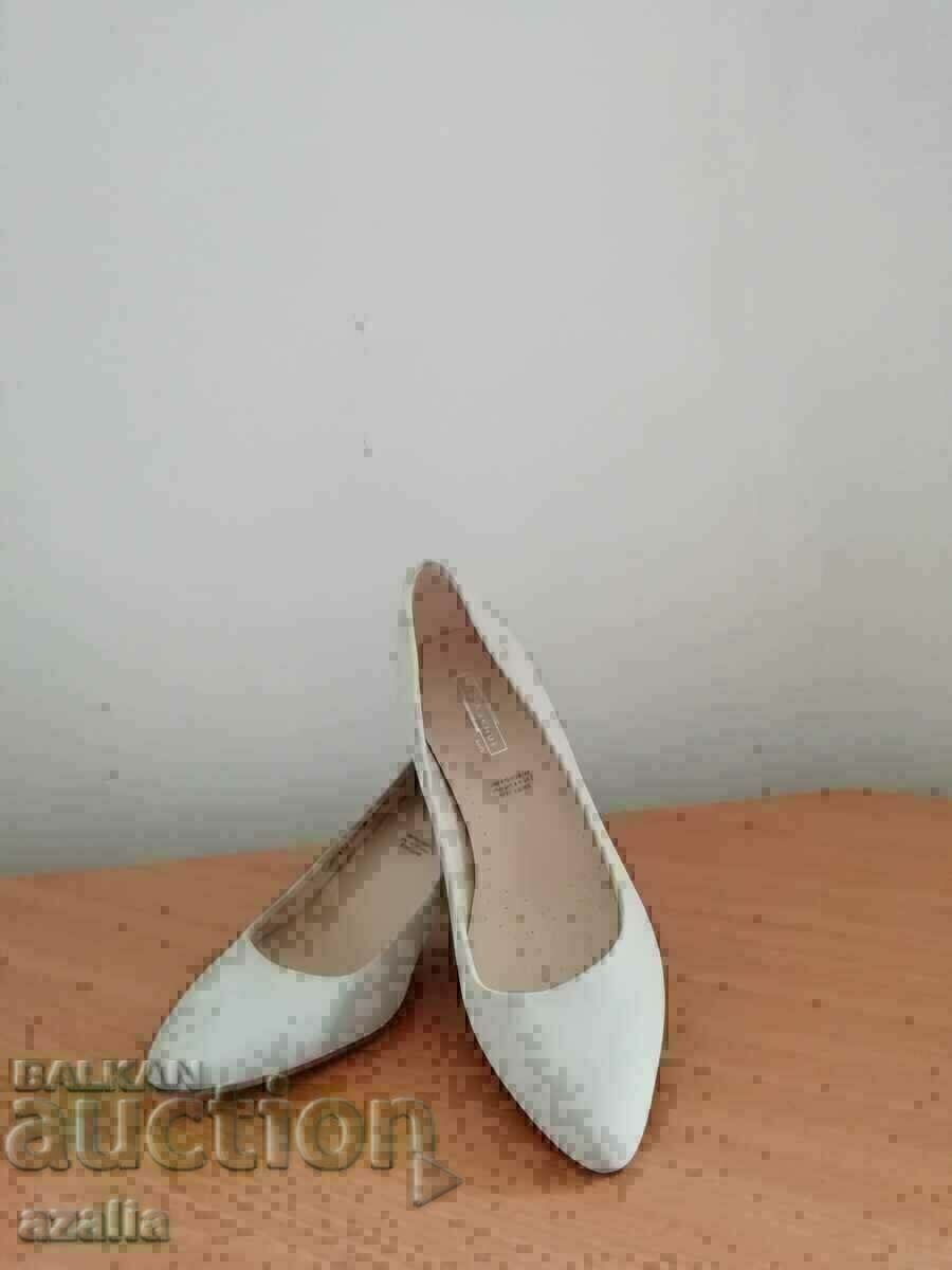 5th Avenue Women's Cream Leather Heeled Shoes, Size 36