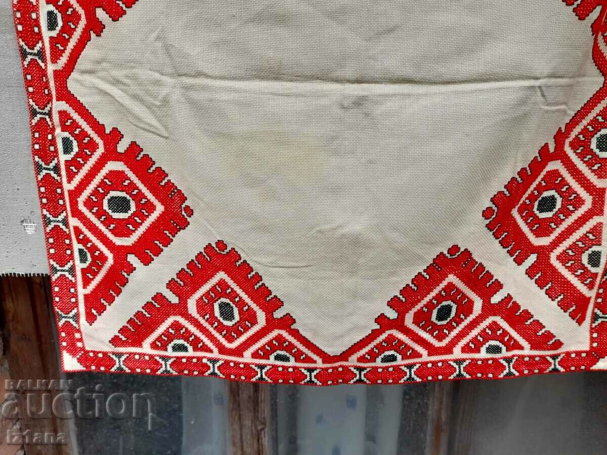 Auction Old embroidered tablecloth, square Auction Old embroidered tablecloth, square