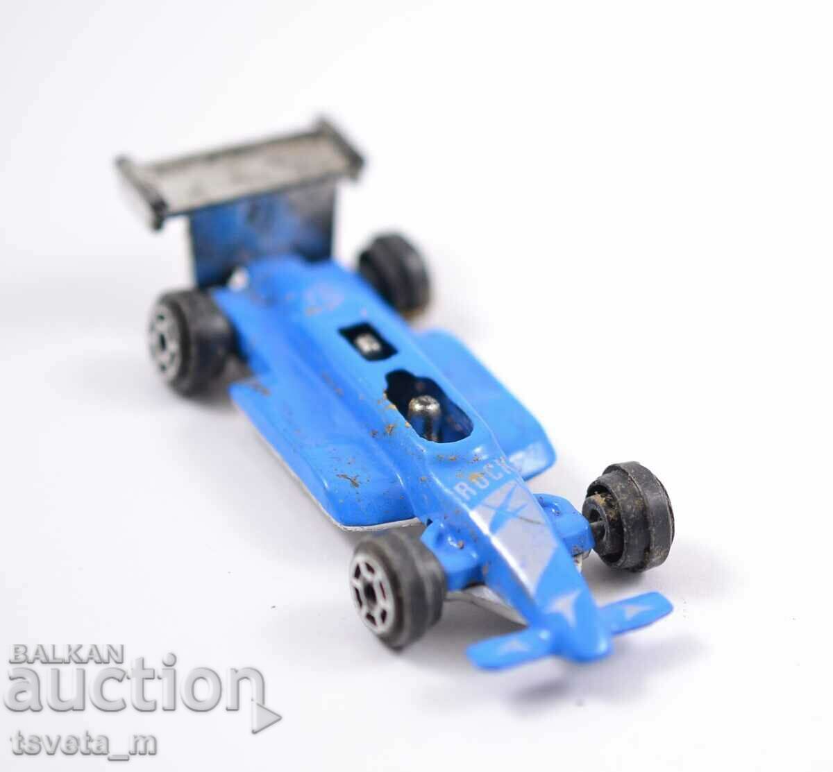 Παράδοση Ένα μικρό μεταλλικό αμαξίδιο Παράδοση Ένα μικρό μεταλλικό αμαξίδιο