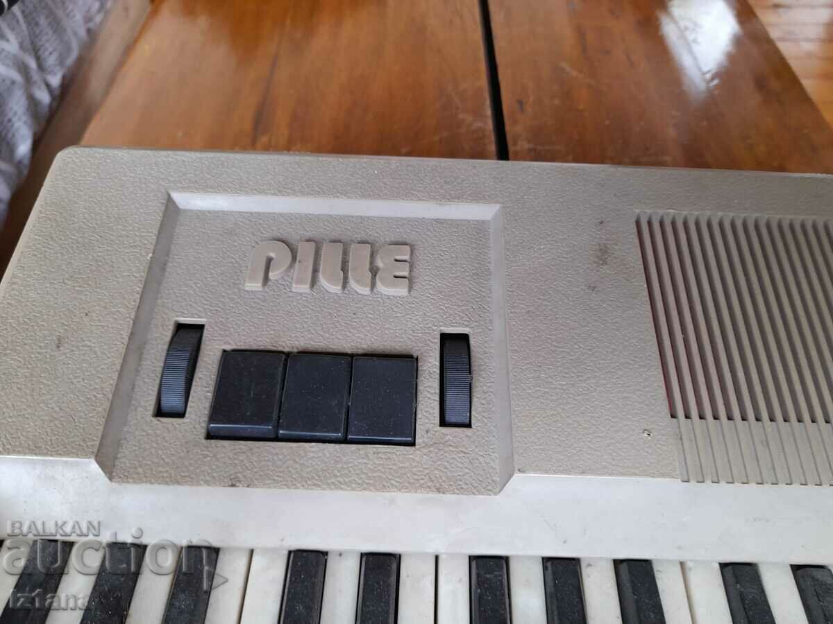 Παλιό παιδικό συνθεσάιζερ Pille με τιμή 37.00 BGN | € 18.92 Παλιό παιδικό συνθεσάιζερ Pille με τιμή 37.00 BGN | € 18.92