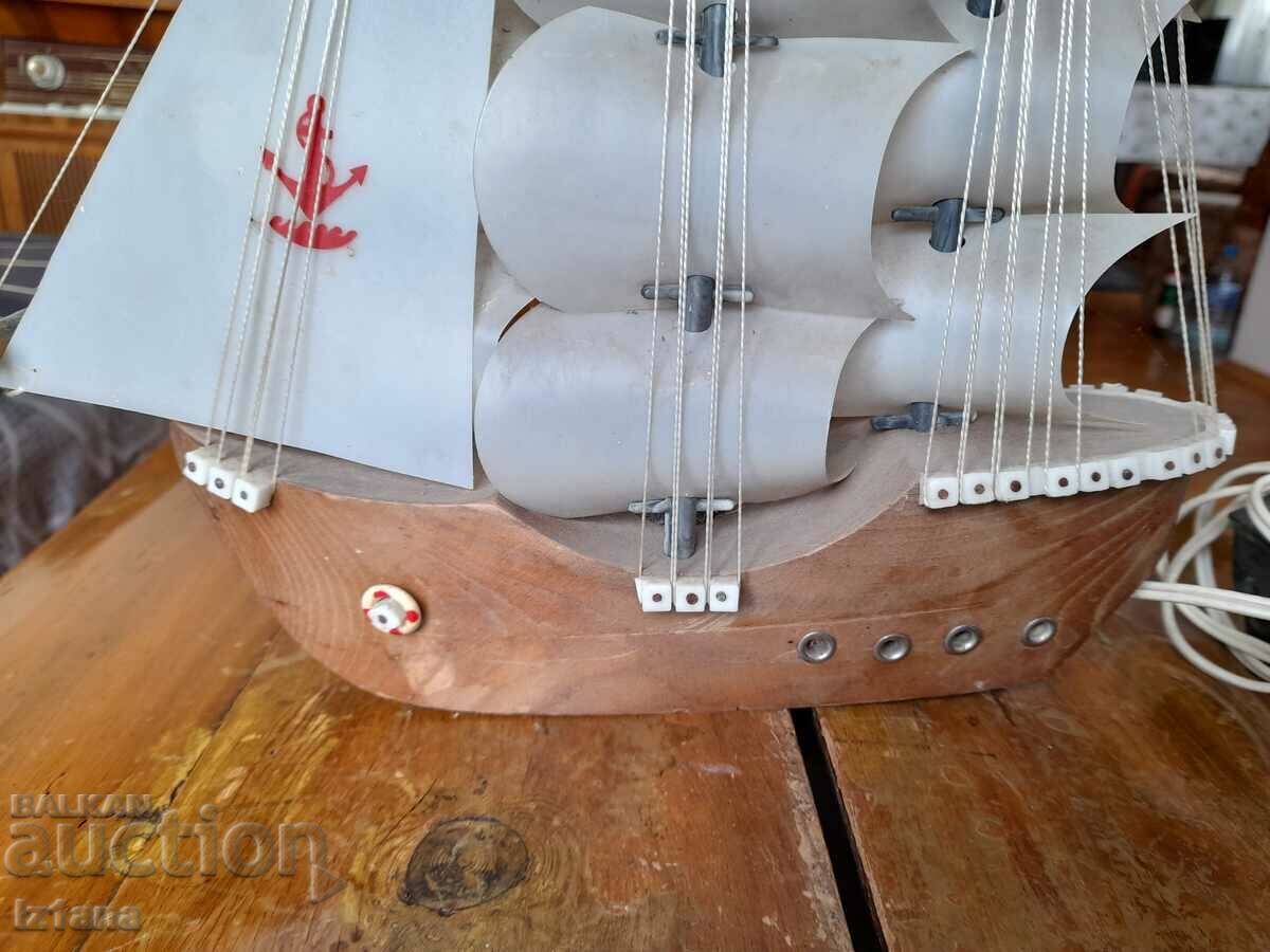 Παλιό αναμνηστικό φωτιστικό πλοίου με τιμή 55.00 BGN | € 28.12 Παλιό αναμνηστικό φωτιστικό πλοίου με τιμή 55.00 BGN | € 28.12