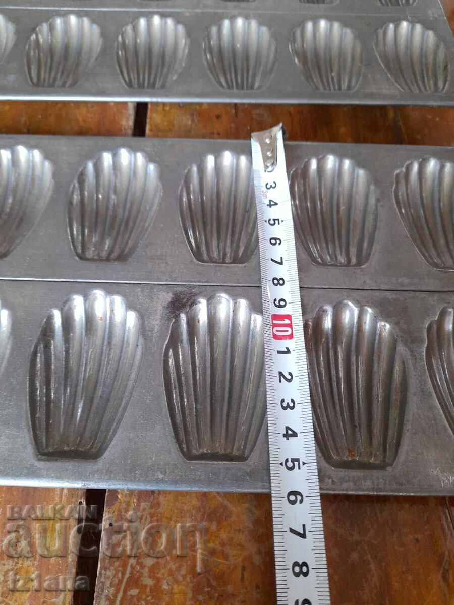 Auction Old form for baking sweet mussels Auction Old form for baking sweet mussels