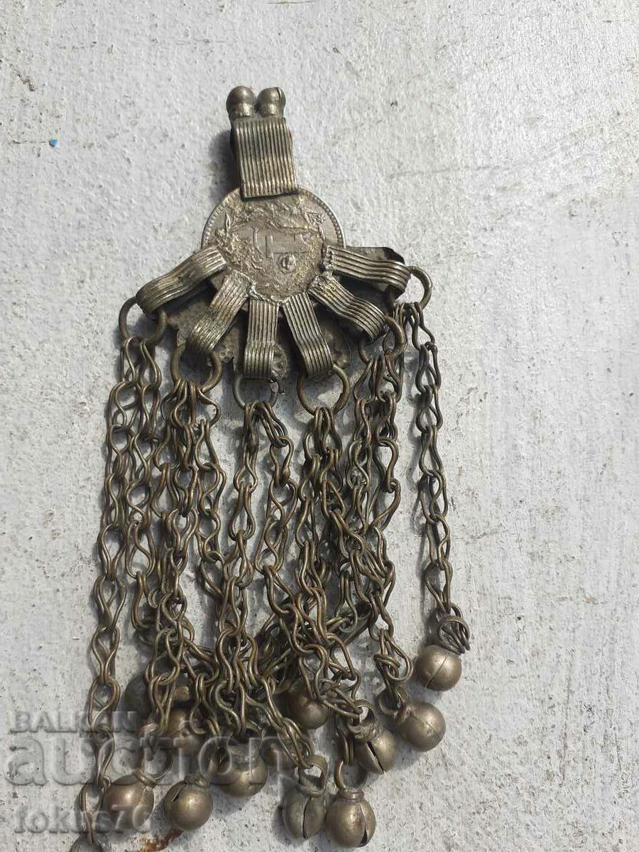 Delivery of An old flapping jewelry pin Delivery of An old flapping jewelry pin