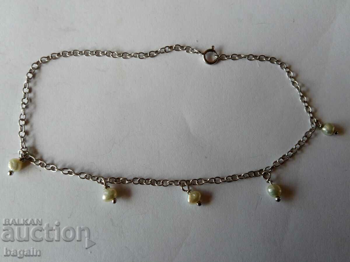 Silver bracelet with natural pearls.