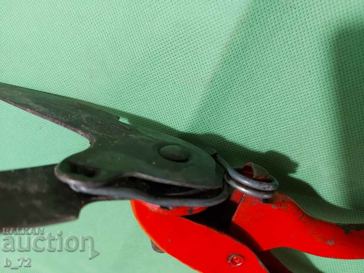 Garden scissors with price 21.00 BGN | € 10.74 Garden scissors with price 21.00 BGN | € 10.74