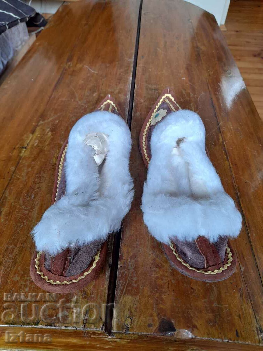 Papuci bătrâni cu preț 47.00 BGN | € 24.03