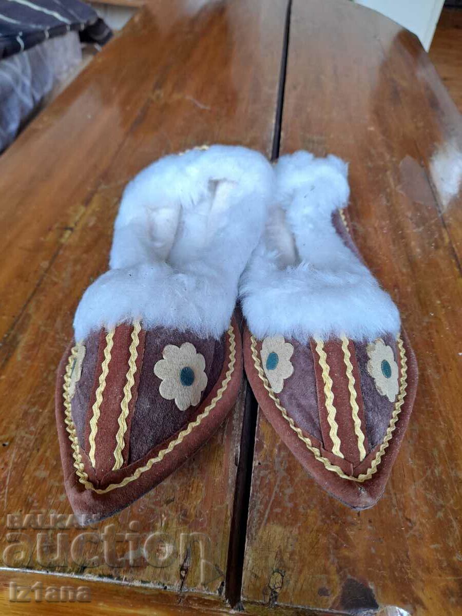 Licitație Papuci bătrâni