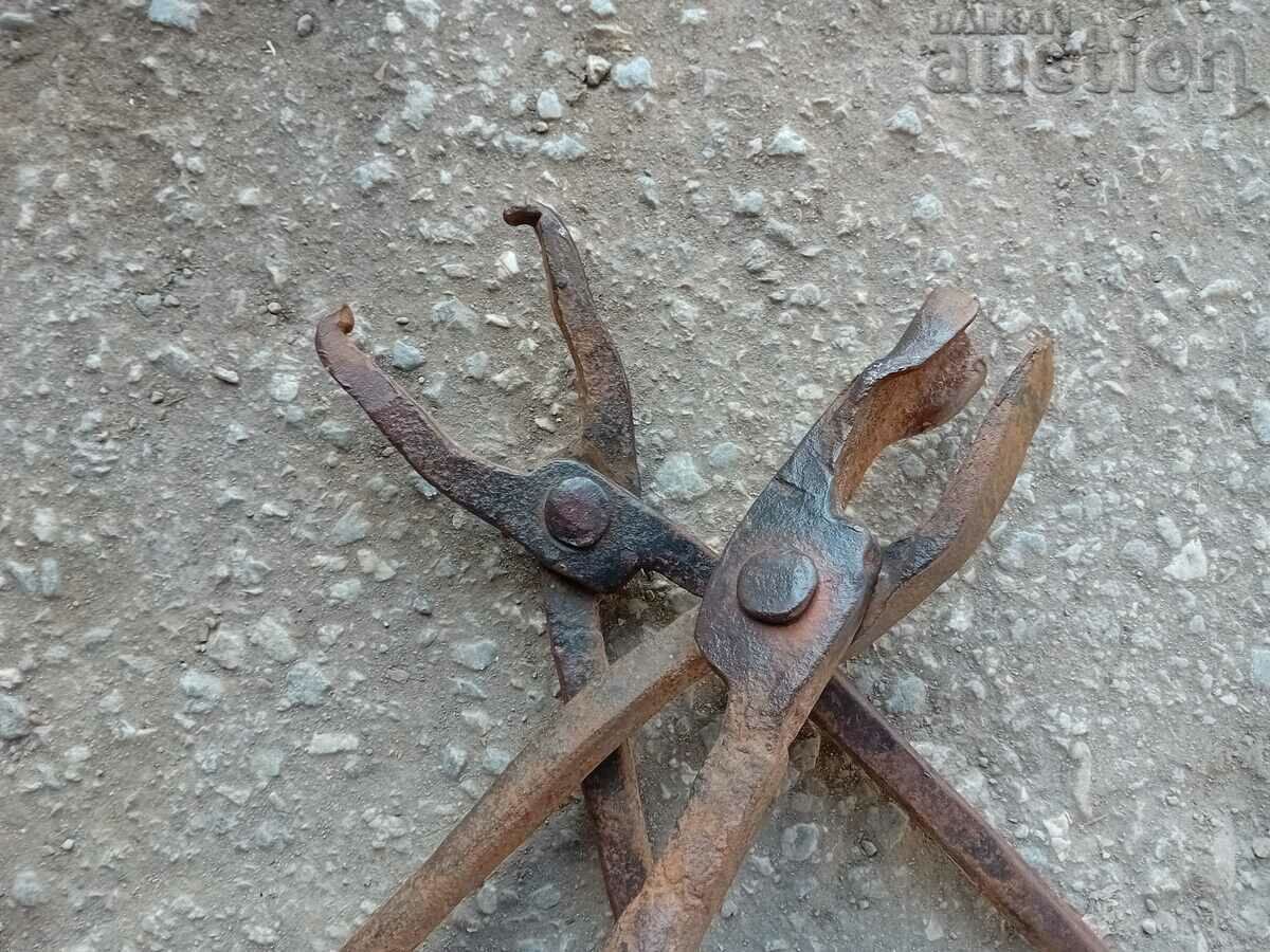 Auction antique blacksmith's tongs lot Auction antique blacksmith's tongs lot