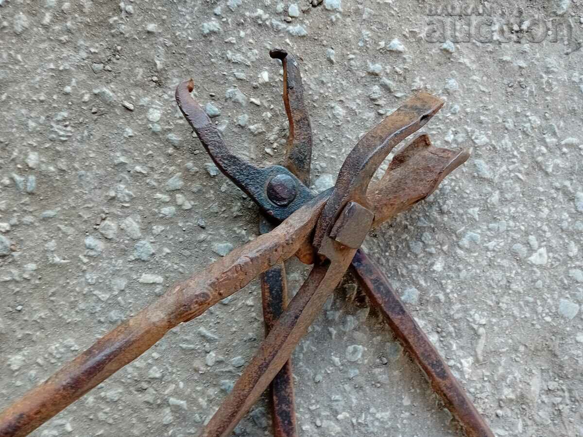 Delivery of antique blacksmith's tongs lot Delivery of antique blacksmith's tongs lot