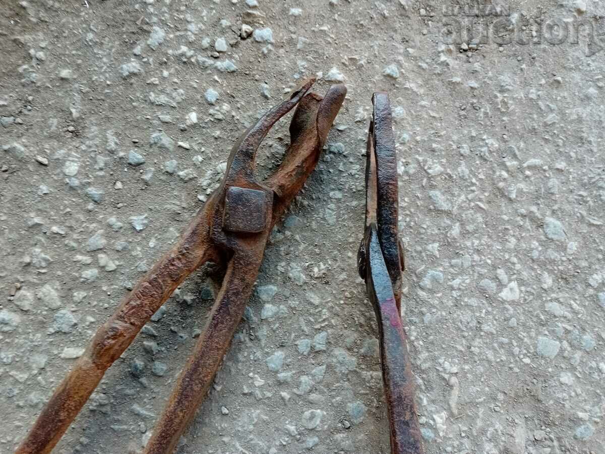 antique blacksmith's tongs lot - 5 antique blacksmith's tongs lot - 5