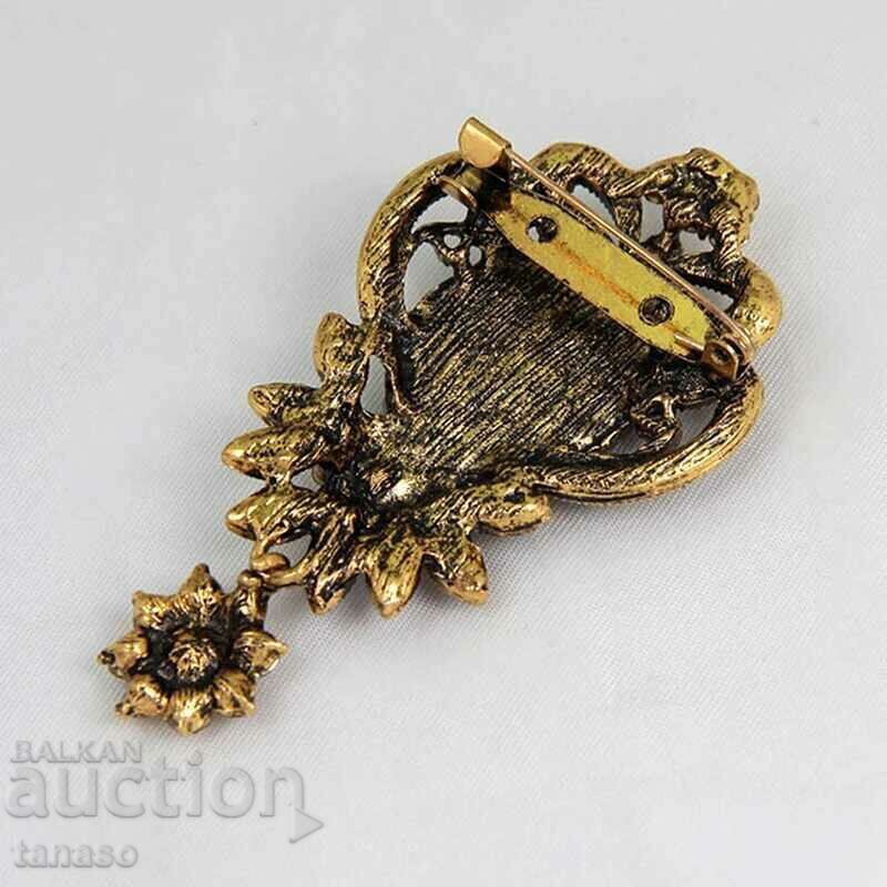 Cameo brooch with price 35.00 BGN | € 17.90 Cameo brooch with price 35.00 BGN | € 17.90