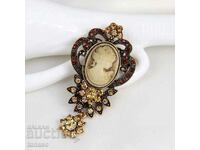 Брошка с камея