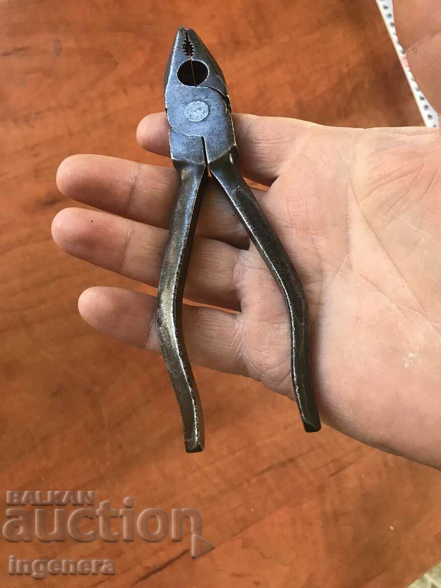 PLIERS UNIVERSAL TOOL FOR HANDYMEN FROM THE OLD M-L - 5 PLIERS UNIVERSAL TOOL FOR HANDYMEN FROM THE OLD M-L - 5