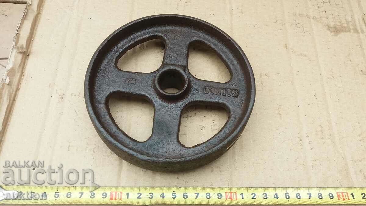 Доставка на СТАРО КОЛЕЛО ОТ ВЪЗРОЖДЕНСКА МАШИНА - ЧИГУН Доставка на СТАРО КОЛЕЛО ОТ ВЪЗРОЖДЕНСКА МАШИНА - ЧИГУН