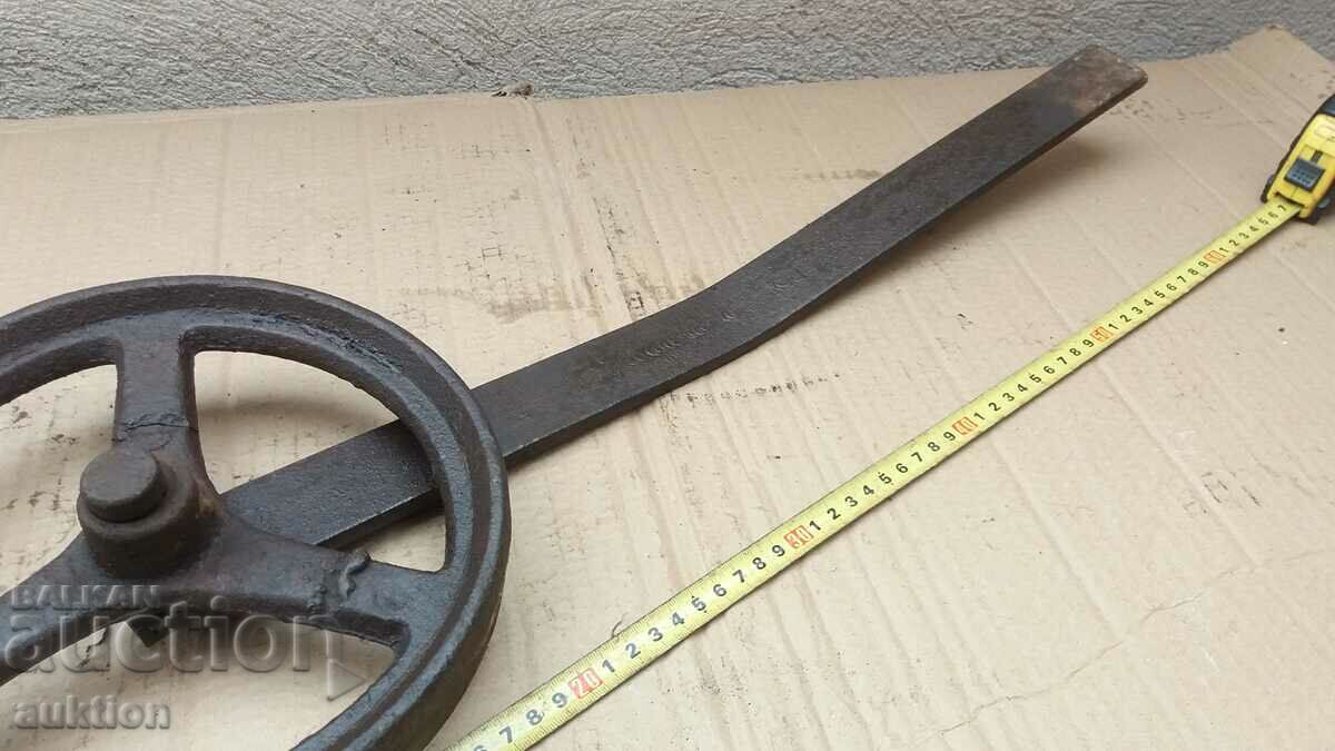 Delivery of MASSIVE RENAISSANCE WHEEL FROM A MACHINE Delivery of MASSIVE RENAISSANCE WHEEL FROM A MACHINE