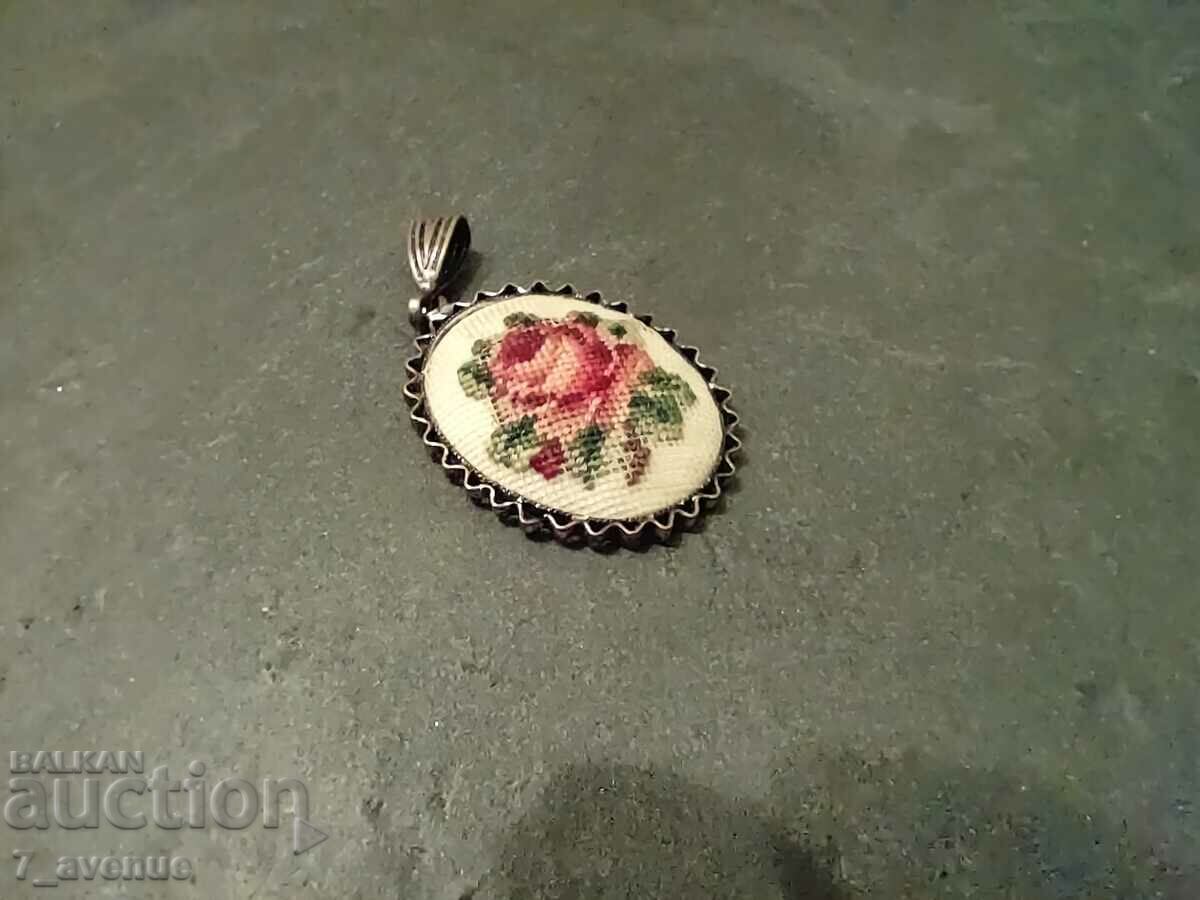 Delivery of Medallion, old, as tapestry, rose, for costume, 03/23/24