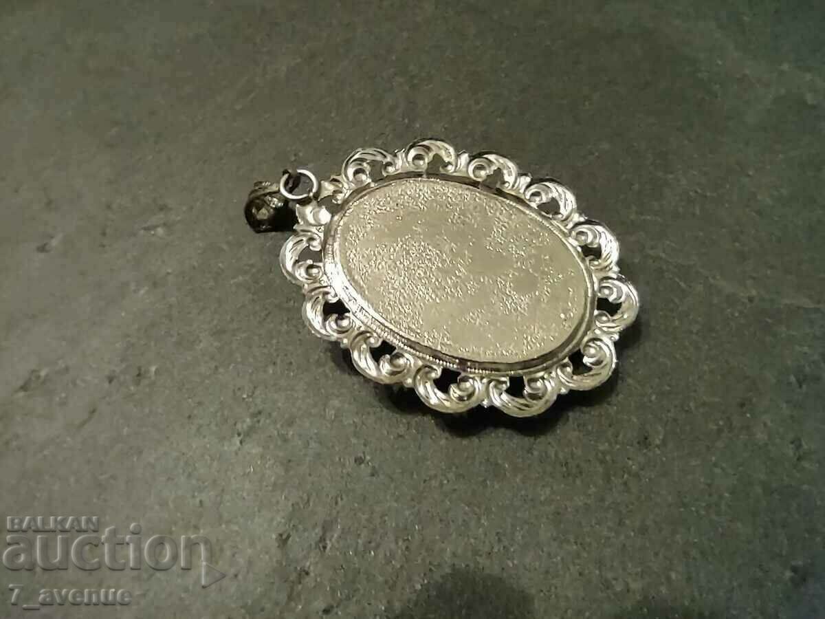 Medallion, old, as tapestry, flower, for costume, 03/23/24 with price 39.00 BGN | € 19.94 Medallion, old, as tapestry, flower, for costume, 03/23/24 with price 39.00 BGN | € 19.94