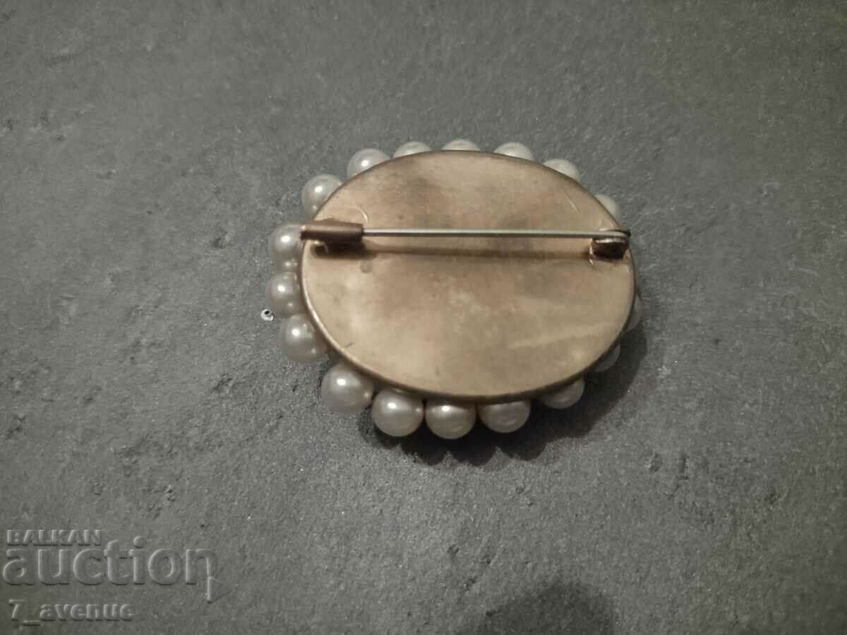 Broșă veche împânzită cu perle, 23/03/24 cu preț 69.00 BGN | € 35.28