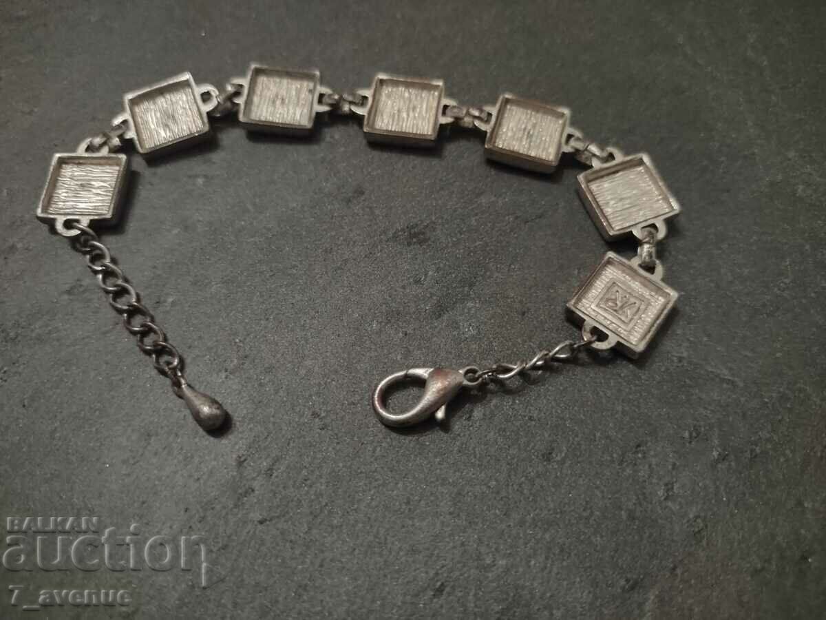 Гривна, емайл, Yves Rocher, печат, 23.03.24 с цена 49.00 лв. | € 25.05 Гривна, емайл, Yves Rocher, печат, 23.03.24 с цена 49.00 лв. | € 25.05