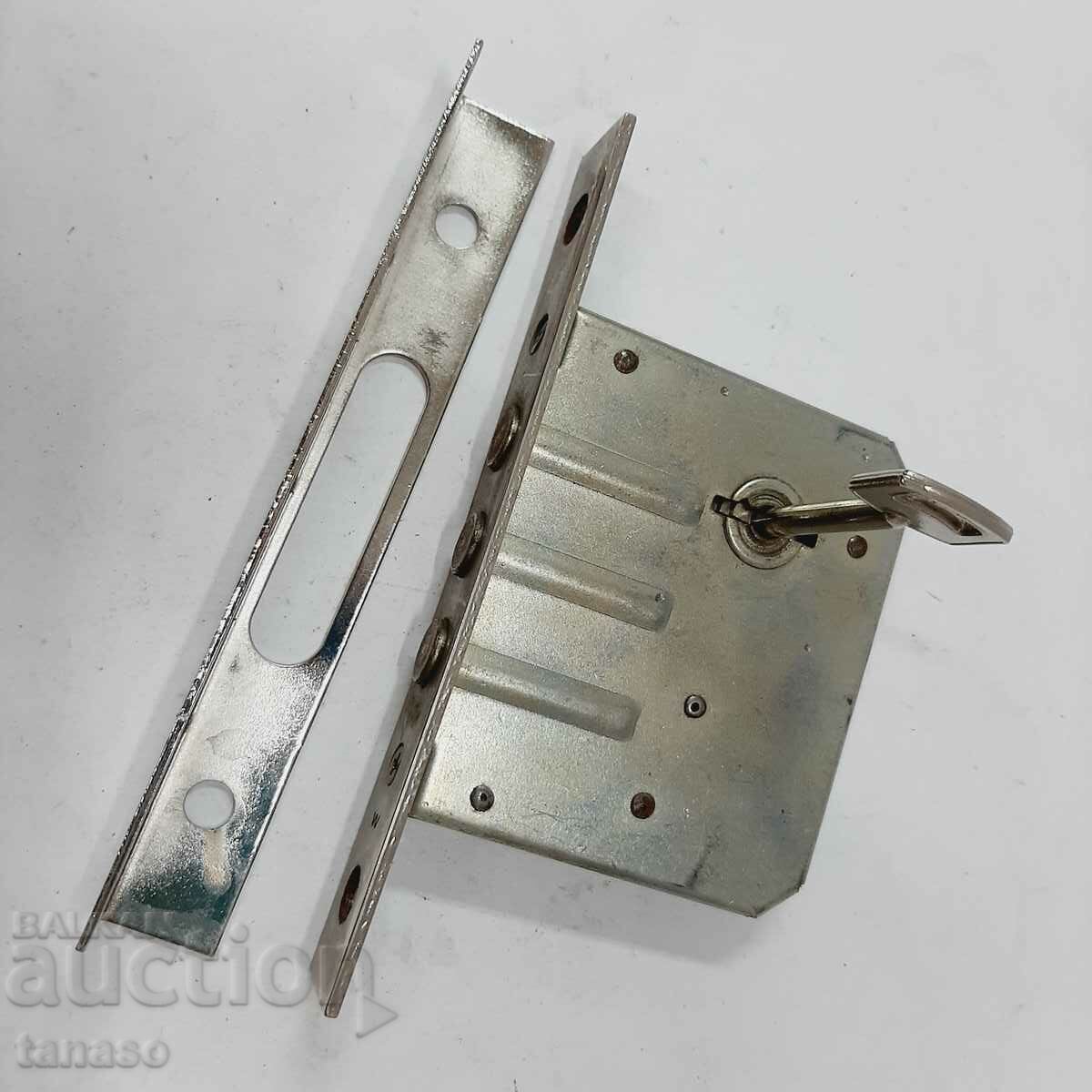 Lock with cash key(8.3) Lock with cash key(8.3)