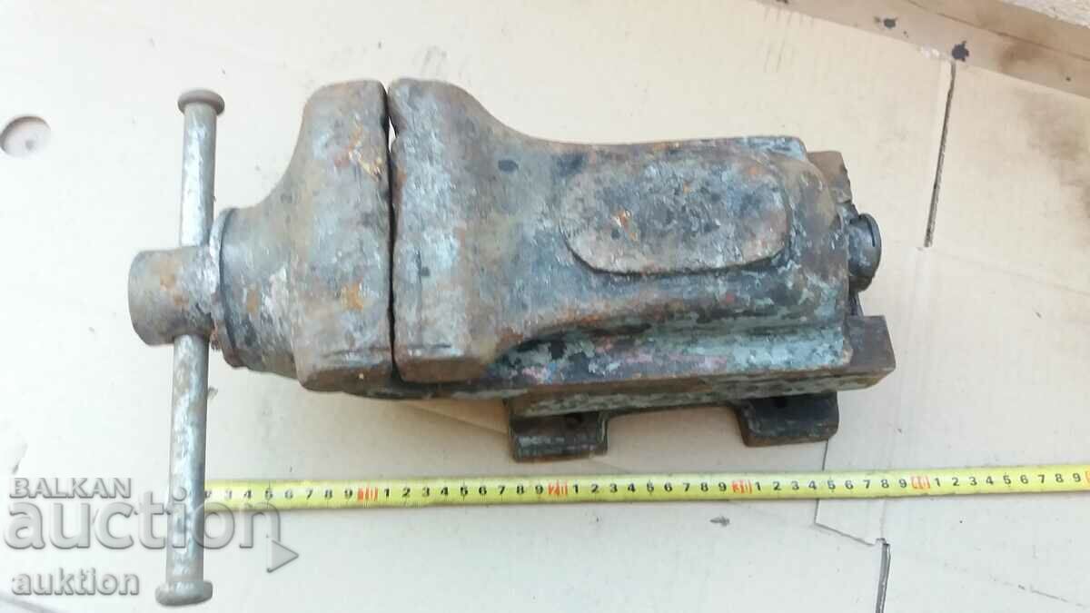 Auction MASSIVE METAL VICE - 22 KG. Auction MASSIVE METAL VICE - 22 KG.