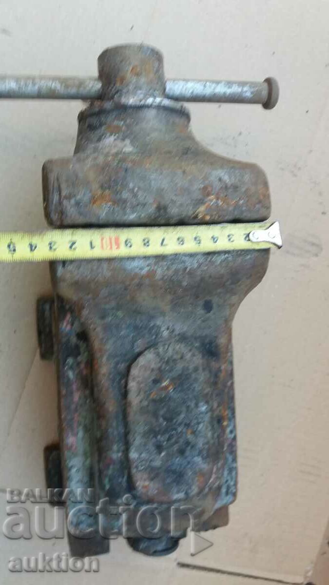 Delivery of MASSIVE METAL VICE - 22 KG. Delivery of MASSIVE METAL VICE - 22 KG.