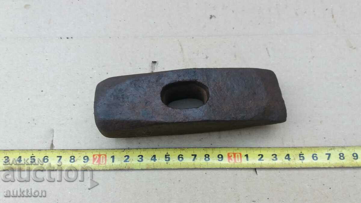 Auction OLD MASSIVE HAMMER - 0.7 KG. Auction OLD MASSIVE HAMMER - 0.7 KG.