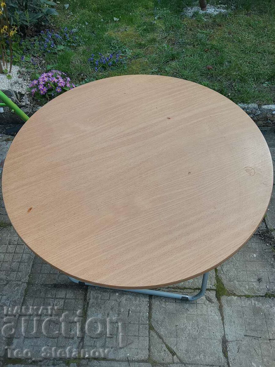 round folding table