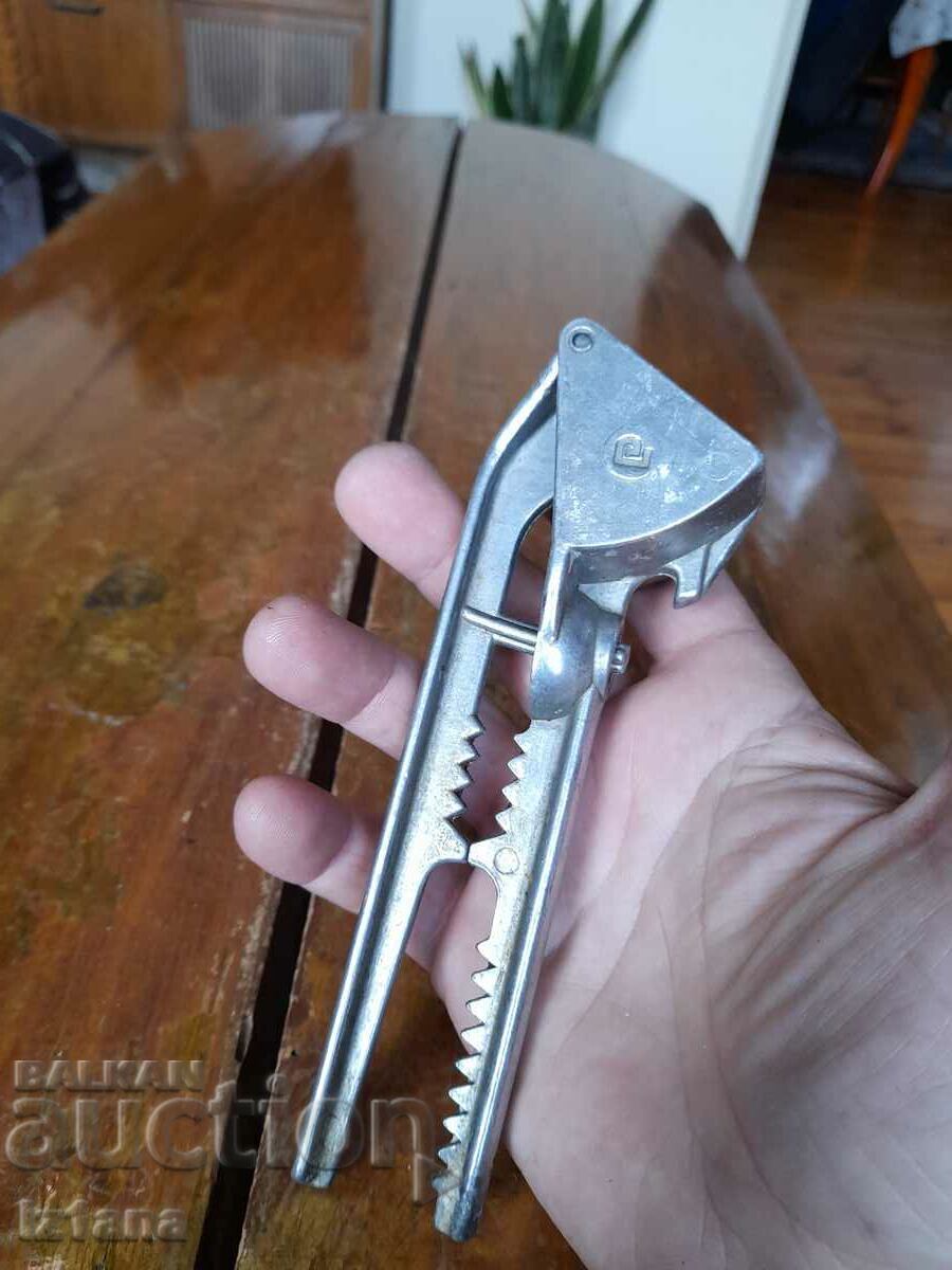 Auction Old aluminum garlic press Auction Old aluminum garlic press