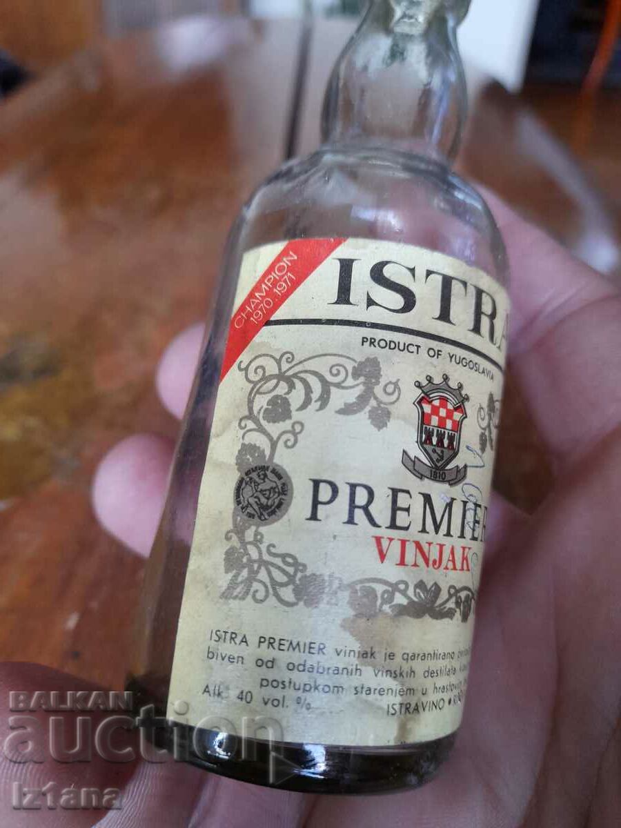 Стара бутилка от коняк Istra с цена 11.00 лв. | € 5.62 Стара бутилка от коняк Istra с цена 11.00 лв. | € 5.62