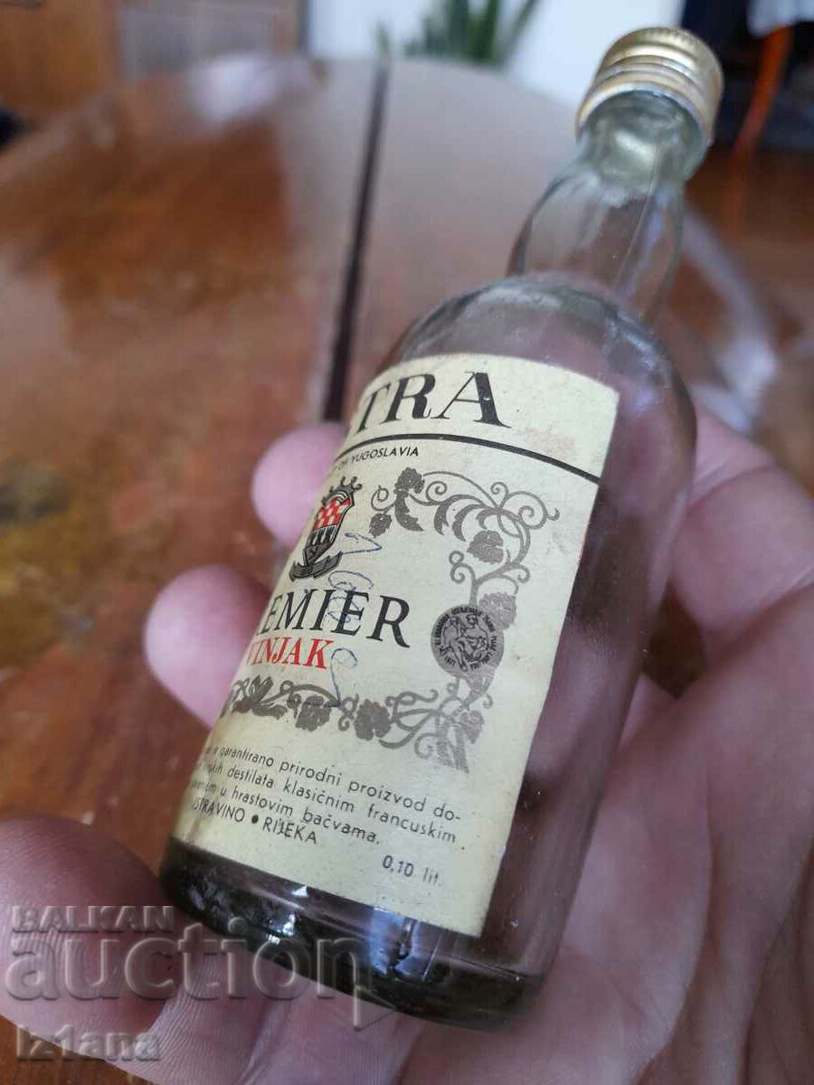 Аукцион Стара бутилка от коняк Istra Аукцион Стара бутилка от коняк Istra