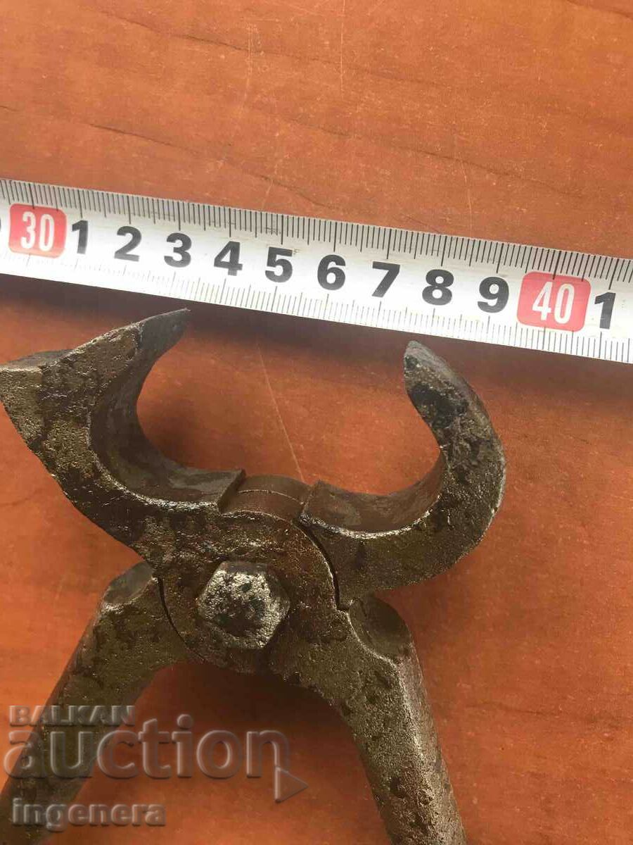 Auction TILE FORGED PLIERS LARGE TOOL HORSE PLIERS Auction TILE FORGED PLIERS LARGE TOOL HORSE PLIERS