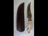 Un cuțit vechi cu ață și mâner de piele