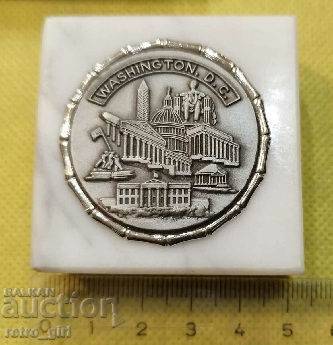 Auction I am selling an old award plaque. Auction I am selling an old award plaque.