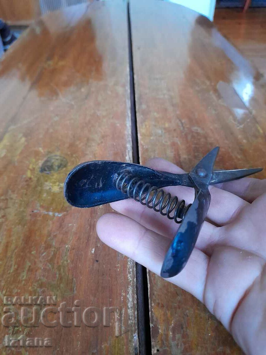 Delivery of Old scissors, scissors