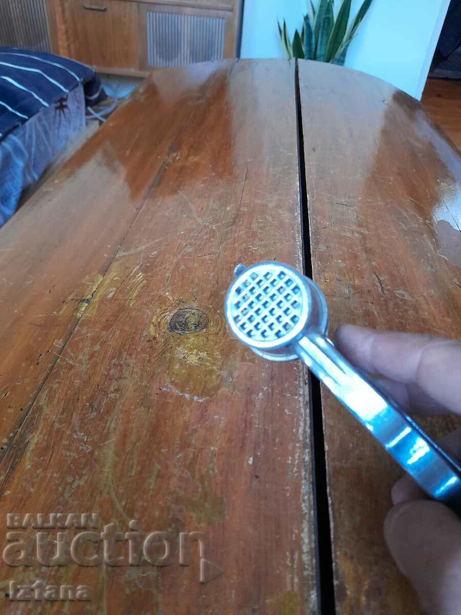 Delivery of Old aluminum garlic press