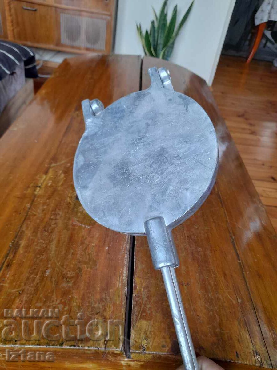 An old cake tin with price 55.00 BGN | € 28.12 An old cake tin with price 55.00 BGN | € 28.12