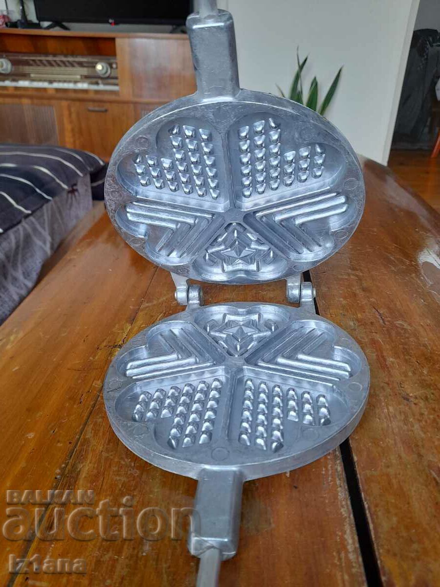 Auction An old cake tin Auction An old cake tin