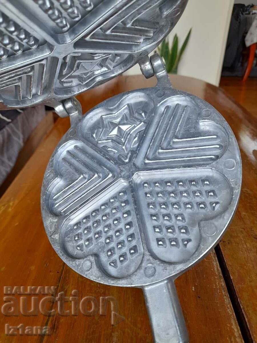 Delivery of An old cake tin Delivery of An old cake tin