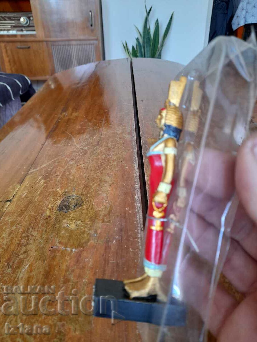 Auction  Old figurine, pharaoh Isis