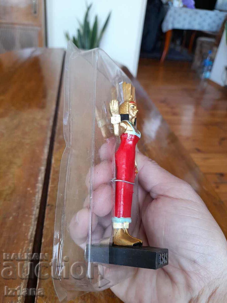 Delivery of Old figurine, pharaoh Isis